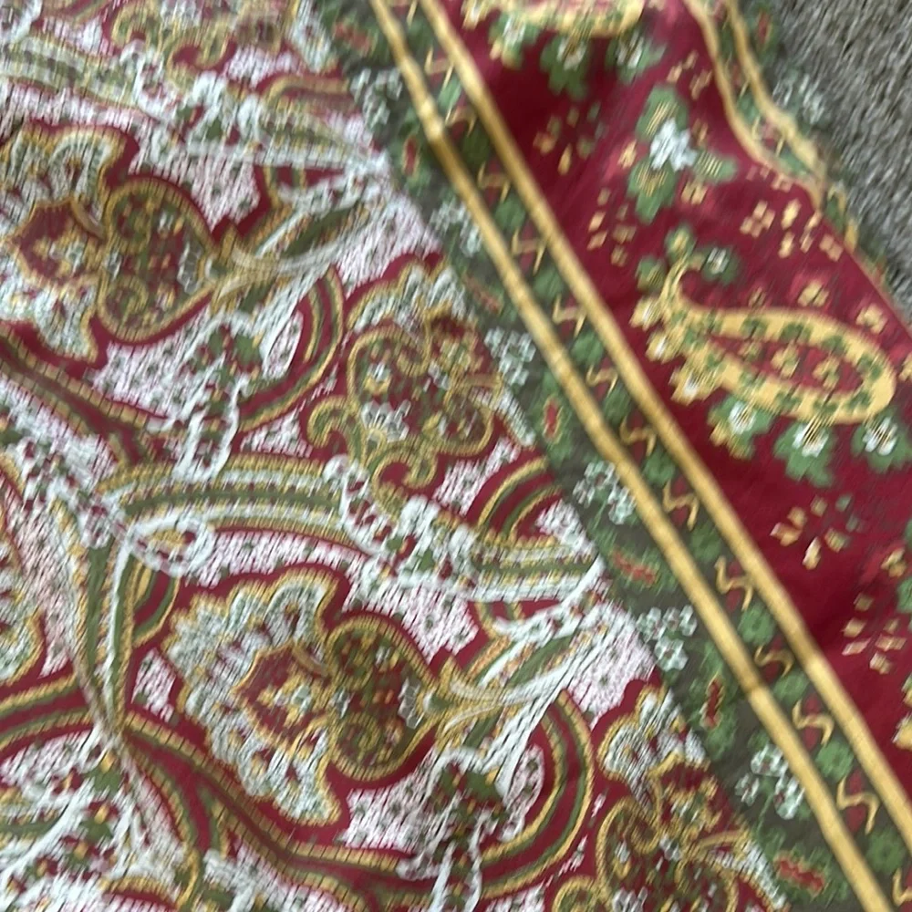Williams Sonoma 100% cotton beautiful Elegant Paisley Patterned tablecloth